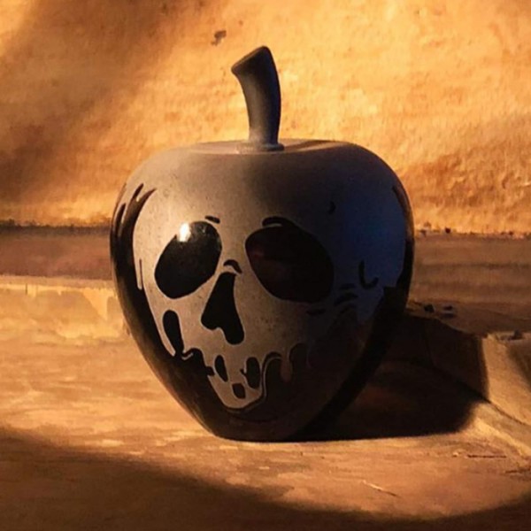 Black glass poisoned Apple small 6cm, by Arribas Disneyland Paris Black glass poisoned Apple small 6cm, by Arribas Disneyland Paris